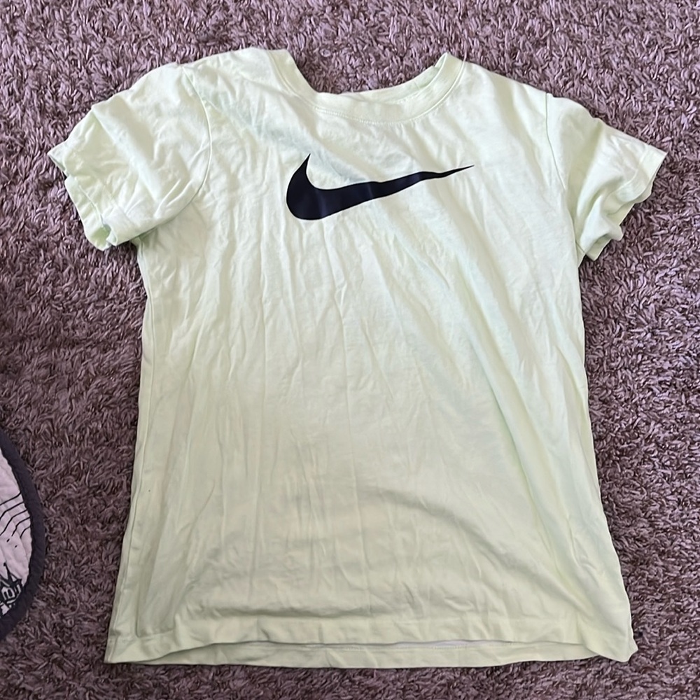 BARELY WORN WOMENS NIKE TOP